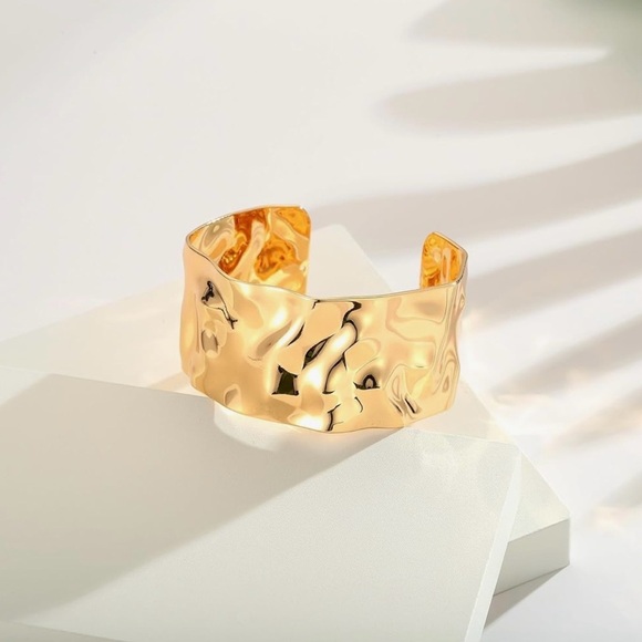 WOWORAMA Hammered Gold Cuff-One Size - Picture 3 of 6